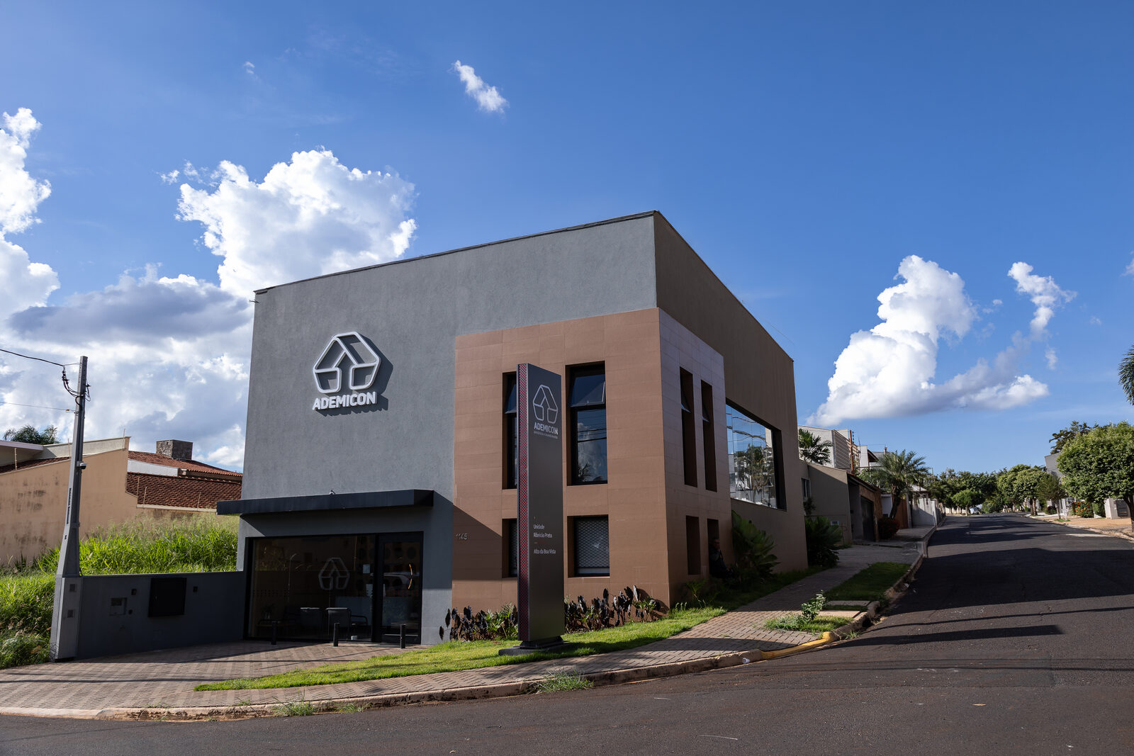 Fachada da Ademicon Alto da Boa Vista, em Ribeirão Preto.
